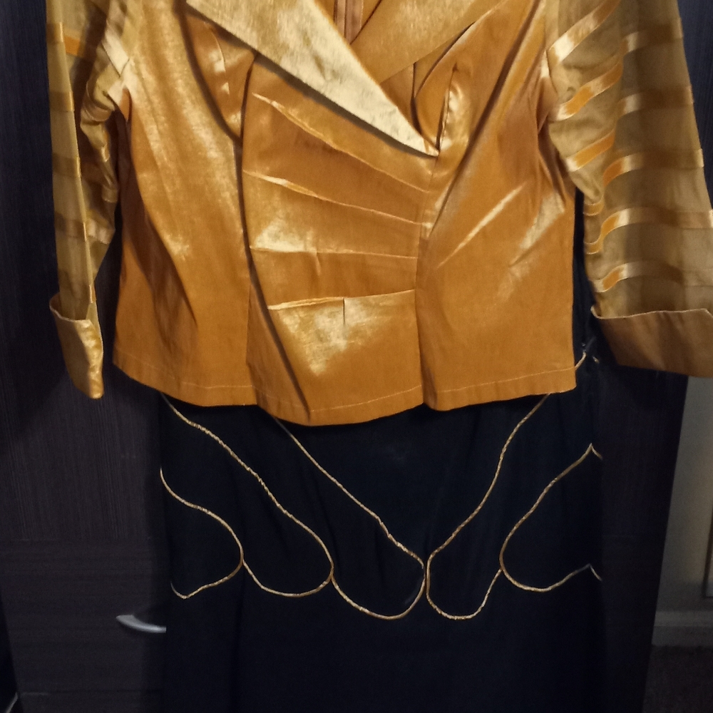 DDNY Blouse and skirt set, 100% Polyester, size 22 Black and Gold